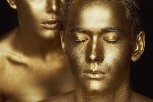 A girl and a guy covered in gold paint. With my eyes closed. The girl leaned — Stock Photo, Image