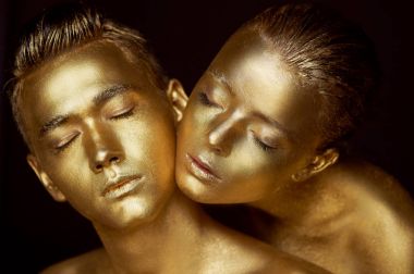 Erkek ve kadın yüz civarında. Kadının kafası bir adamın omzuna yatıyor. Tüm altın boya, tek bir bütün canlı hissi boyalı.