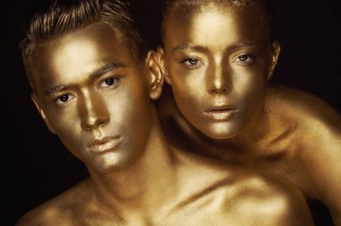 Erkek ve kadın yüz civarında. Kadının kafası bir adamın omzuna yatıyor. Tüm altın boya, tek bir bütün canlı hissi boyalı. Çerçevede bak