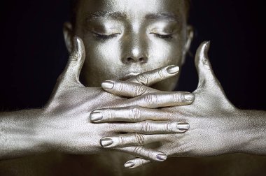 Portre doğaüstü gümüş kızlar, yüz eller yakınındaki. Çok hassas ve kadınsı. Gözler kapalı. Çerçeve el