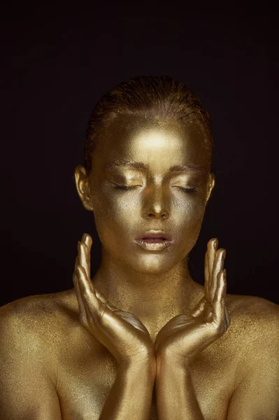 Retrato sobrenatural meninas douradas, mãos perto do rosto. Muito delicado e feminino. Os olhos estão fechados. Mãos dobradas na embalagem — Fotografia de Stock