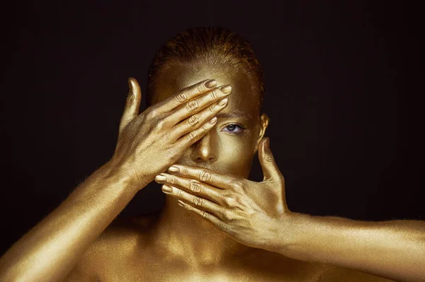 Retrato sobrenatural meninas douradas, mãos perto do rosto. Muito delicado e feminino. Os olhos estão abertos. Quadro de mãos — Fotografia de Stock