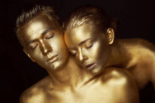 Mężczyzna i Kobieta Twarz wokół. Womans głowę leży na ramieniu mężczyzny. Wszystkie malowane w złotej farby, poczucie jednego całego organizmu. — Zdjęcie stockowe