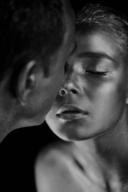 Çift, altın boya ile boyanmış öper. Benzeşme, hayalgücü, tek birim