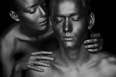 Bir kız ve bir adam altın boya kaplı. Gözlerim kapalı. Kız eğildi, siyah ve beyaz