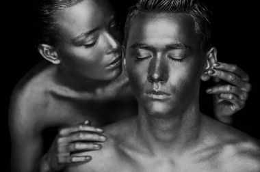 Bir kız ve bir adam altın boya kaplı. Gözlerim kapalı. Kız eğildi, siyah ve beyaz