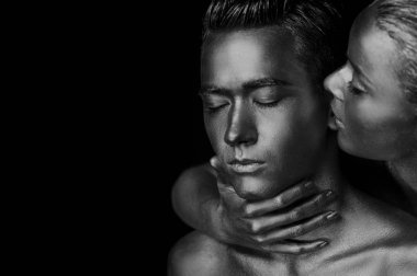 Bir kız ve bir adam altın boya kaplı. Gözlerim kapalı. Kız eğildi, siyah ve beyaz