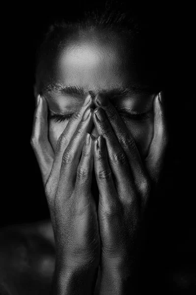 Portrait de filles d'or surnaturelles, les mains près du visage. Très délicat et féminin. Les yeux sont fermés. Noir et blanc — Photo