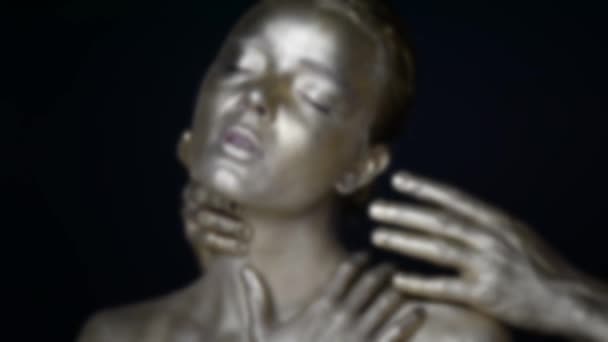 Girl painted silver. 6 hands on your face: see no evil, hear no evil, speak no evil. The image is blurred and out of focus . The mystical effect. — Stock Video