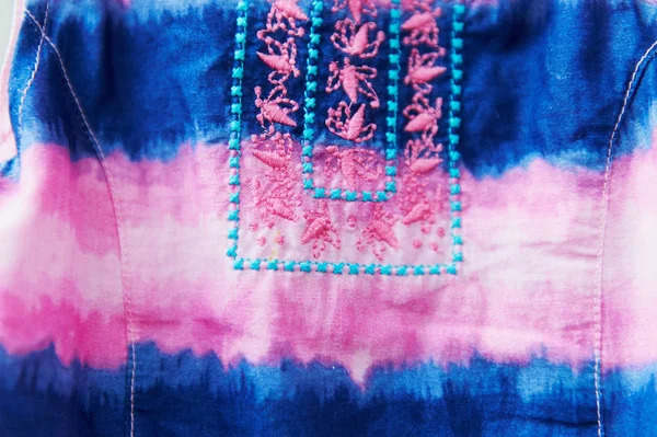 Robe en coton texturé avec broderie, rayures teintes rose bleu — Photo