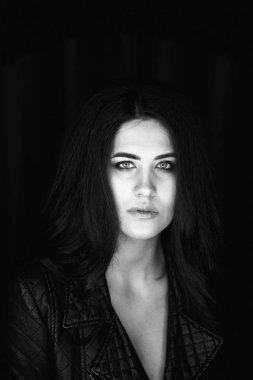 Güzel esmer deri ceketli. Uzun saç, şehvetli