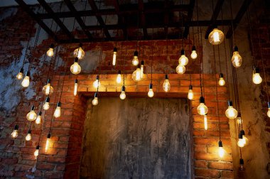 Edison ampul uzun bir tel üzerinde asılı. Sıcak sıcak sarı ışık. Retro