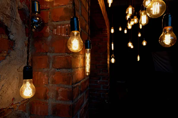 Edison žárovky visící na dlouhý drát. Příjemné teplé žluté světlo. Retro — Stock fotografie