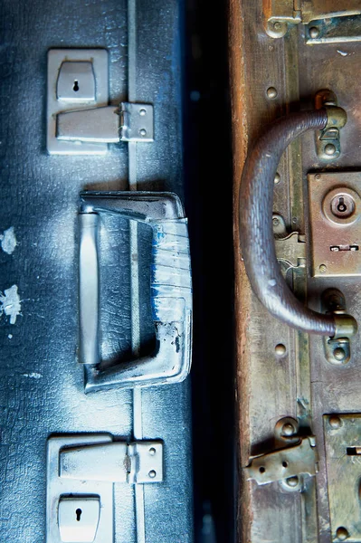 Twee oude gehavende koffer met vintage hardware geschilderd in zilveren en gouden verf — Stockfoto