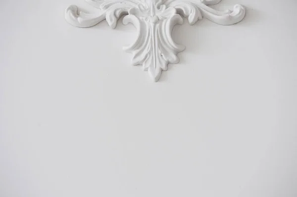 Parete liscia bianca con stucchi decorativi. Sfondo o texture. minimalismo — Foto Stock