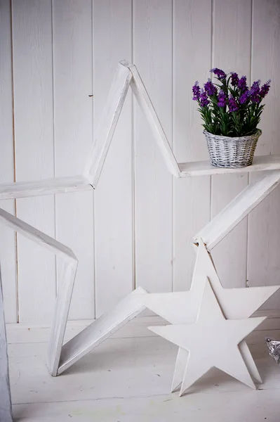 Estrella decorativa de madera blanca y la pared blanca de fondo. En el marco de un cubo de metal con lavanda . — Foto de Stock