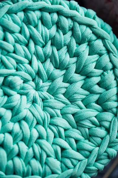 Texture. Crochet turquoise dans un cercle de tricot. Fermer — Photo