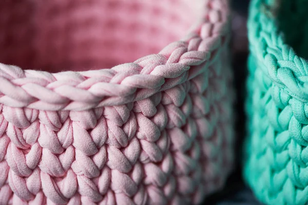 Paniers - turquoise et rose crocheter autour du cercle de fils à tricoter, en tissu. Fermer — Photo