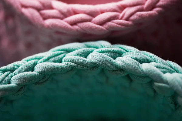 Korgar - turkos och rosa virka runt kretsen av stickning garn, tyg. Stäng — Stockfoto