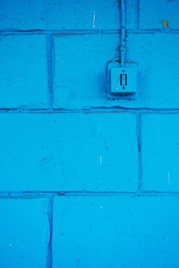 Web üzerinde mavi tuğla duvar eski anahtarı.