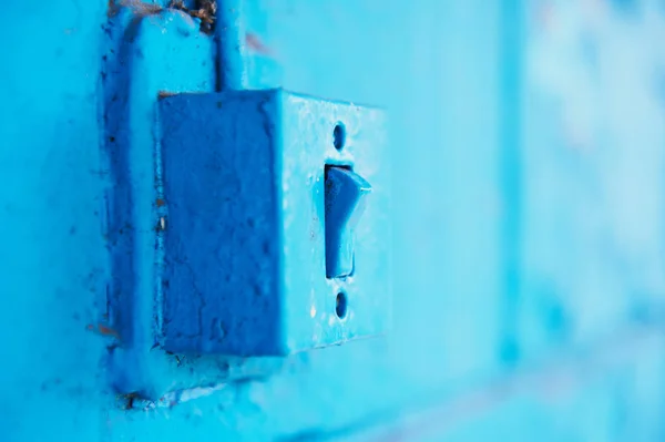 De oude schakelaar in het web op de blauwe bakstenen muur. — Stockfoto