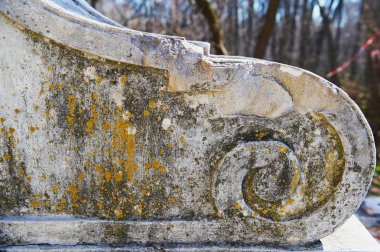 Taş bina, yosun veya liken ile kaplı. Zamanla, etkilenen