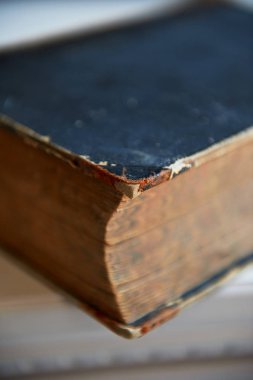 Bir tuval kapak eski yıpranmış kitabında. Bilgi ve öğrenme sembolü. Kapat