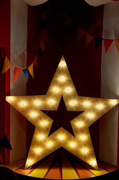 Звездное дерево с теплыми желтыми огнями. Момент славы
