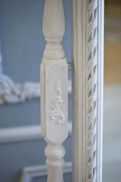Cornice in legno intagliato con bel modello, verniciato bianco, colori — Foto Stock