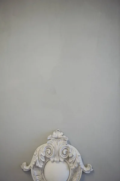 Decorativi ornamenti stampaggio sulla parete grigia. Arredo classico. Retro — Foto Stock