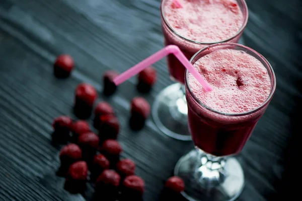 Batido fresco en un vaso con un tallo. Delicioso y saludable desayuno.De cerezas y fresas — Foto de Stock