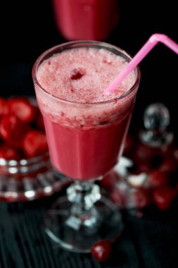 Bir kök ile bir bardak taze serin güler yüzlü. Lezzetli ve sağlıklı Breakfast.Of kiraz ve çilek