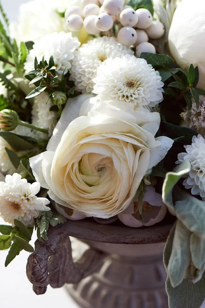 婚礼的装饰。浆果白色的插花。花香 — 图库照片
