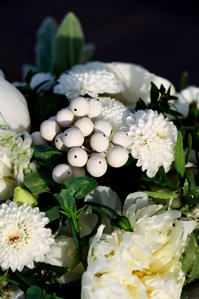 Decoração de casamento. Arranjo floral com bagas brancas. Floral — Fotografia de Stock