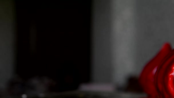 Trois rouges leur gâteau mousse avec glaçure miroir et paillettes d'or tourbillonnent sur la base. Une œuvre d'art culinaire 