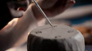 Bir fırça ve su bacaklar toprak parçası üzerinde ana sopalarla. Yaratıcı süreç