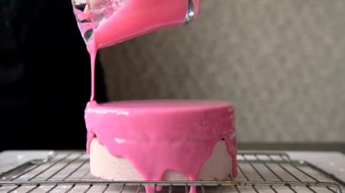 Ayna sır döküm işlemi bir kek üzerine yuvarlak oturum. Mus. Pembe