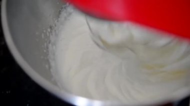 Profesyonel bir mikser kapta krem şanti işlemi. RIM hareketi