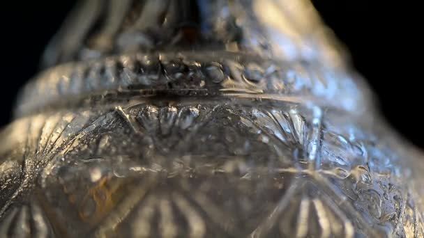 Decantador de agua espumosa.Gotas húmedas fluyen hacia abajo en las paredes — Vídeos de Stock