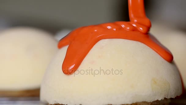 ミラー釉 massovoe ケーキ。料理の芸術の仕事します。鋳造のプロセス. — ストック動画
