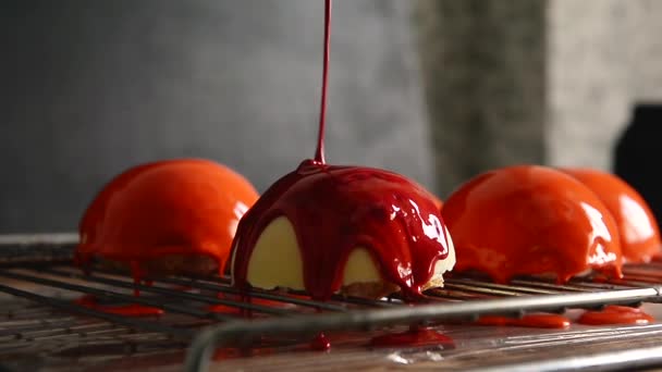 Pastel de massovoe con esmalte espejo. Una obra de arte culinario. El proceso de fundición . — Vídeos de Stock