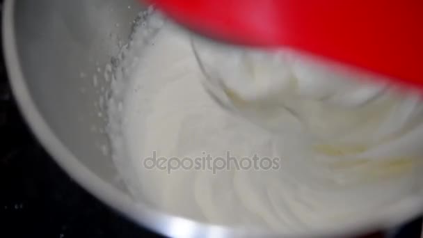 El proceso de batir la crema en el recipiente de una batidora profesional. Movimiento del borde — Vídeos de Stock