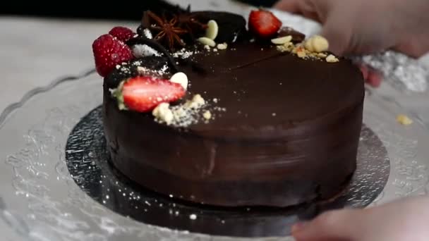 Une mousse crème délicate, recouverte d'une glaçure miroir incroyablement brillante sur le lait condensé, se cache à l'intérieur serdtsevinka de gelée de citron et de ganache est incroyablement utile oblepiha. Gâteau à base — Video