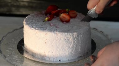 Pasta şefi Pastayı keselim. Çilekli yoğurt kek. Tereyağı sünger kek krem-bazlı canlı çilekli yoğurt ile kaplı oluşur. Doldurma: taze çilek ve çilek confit. Delicesine