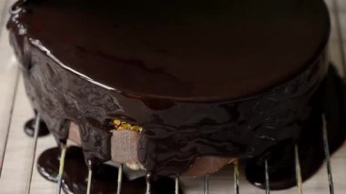 Ayna sır döküm işlemi bir kek üzerine yuvarlak oturum. Mus. Kahverengi çikolata