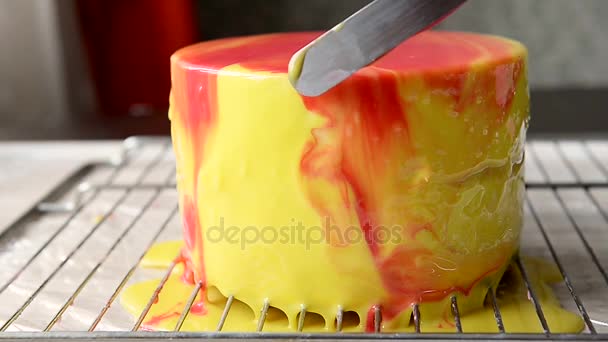 Η διαδικασία του κάστινγκ το γλάσο καθρέφτης σε ένα κέικ στρογγυλή περίοδο λειτουργίας. Mousse.Yellow — Αρχείο Βίντεο