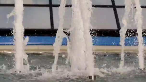 Kapky vody stříkající na vodní hladině. Detail vodní fontány. Silný proud vody. Vodní pozadí. Shinning šplouchání vody. Vodní trysky stříkající na vodní hladině — Stock video