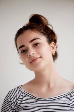 Genç güzel esmer kahverengi gözleri ve siyah saçlı. Bir memnun gülümseyen. Yerleşmek için