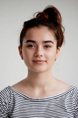 Genç güzel esmer kahverengi gözleri ve siyah saçlı. Bir memnun gülümseyen. Yerleşmek için