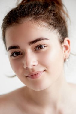 Genç güzel esmer kahverengi gözleri ve siyah saçlı. Bir memnun gülümseyen. Yerleşmek için